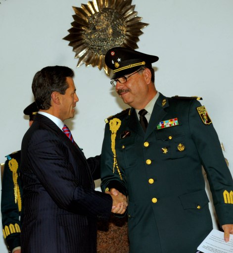 Al presidir la primera celebración del Día del Estado Mayor Presidencial, el Presidente de la Nación, Enrique Peña Nieto, expresó su gratitud y reconocimiento a la labor de esta institución que cumple la diaria labor de salvaguardar la vida del Titular del Ejecutivo y de su familia. Frente al edificio de Molino del Rey, puntualizó que quienes cumplen con esta encomienda la extienden a los funcionarios que tienen una importante responsabilidad en su Administración; “sin duda se confía a su labor, su logística, y su preparación, la salvaguarda integral de quienes forman parte del Gobierno de la República”, expresó.