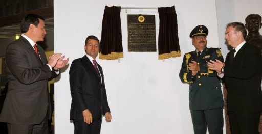 El Presidente de los Estados Unidos Mexicanos, Enrique Peña Nieto, acompañado por el Secretario de Gobernación, Miguel Ángel Osorio Chong; por el Jefe del Estado Mayor Presidencial, General Roberto Francisco Miranda Moreno; y por el señor Adolfo Roberto Rivero Pastor, descendiente del Capitán Gustavo Garmendia, develó una Placa Conmemorativa a los 100 Años de lealtad institucional del Estado Mayor Presidencial, que permanecerá a partir de hoy a la entrada de la Galería Histórica, acompañada de los bustos de los capitanes Gustavo Garmendia Villafaña y Federico Montes Alanís, a un costado del edificio Molino del Rey.