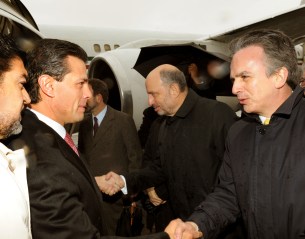 El Presidente de la República, Enrique Peña Nieto, arribó hoy a la Base Militar Ciampino del Aeropuerto de Roma, Italia, acompañado de su esposa Angélica Rivera de Peña, para estar presente este martes en la ceremonia de Inauguración del Pontificado del Papa Francisco. El Titular del Ejecutivo Federal fue recibido por Monseñor José A. Bettencourt, Jefe de Protocolo de El Vaticano; y Marco Della Seta, Director General de Protocolo del Gobierno de Italia; así como por el Embajador de México en El Vaticano, Federico Ling Altamirano; el Embajador de México en Italia, Miguel Ruiz-Cabañas, y por el Subsecretario de Relaciones Exteriores, Embajador Carlos de Icaza.