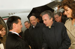 A su llegada a la base militar Ciampino del Aeropuerto Giovanni Battista, en Roma, Italia, el Presidente de México, Enrique Peña Nieto, quien acudirá este martes a la ceremonia de Inauguración del Pontificado del Papa Francisco, fue recibido por Monseñor José A. Bettencourt, Jefe de Protocolo de El Vaticano, y Marco Della Seta, Director General de Protocolo del Gobierno de Italia; así como por el Embajador de México en El Vaticano, Federico Ling Altamirano; el Embajador de México en Italia, Miguel Ruiz-Cabañas, y por el Subsecretario de Relaciones Exteriores, Embajador Carlos de Icaza.