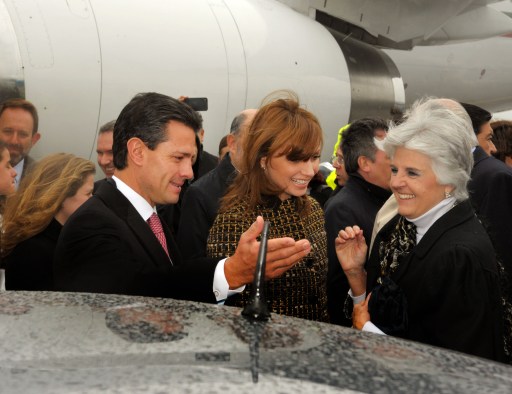 Acompañado de su esposa, la señora Angélica Rivera de Peña, el Presidente de México, Enrique Peña Nieto, arribó hoy a Roma, Italia, para acudir a la ceremonia de Inauguración del Pontificado del Papa Francisco, que se llevará a cabo este martes en la Santa Sede. Fue recibido por Monseñor José A. Bettencourt, Jefe de Protocolo de El Vaticano, y Marco Della Seta, Director General de Protocolo del Gobierno de Italia; así como por el Embajador de México en El Vaticano, Federico Ling Altamirano; el Embajador de México en Italia, Miguel Ruiz-Cabañas, y por el Subsecretario de Relaciones Exteriores, Embajador Carlos de Icaza.