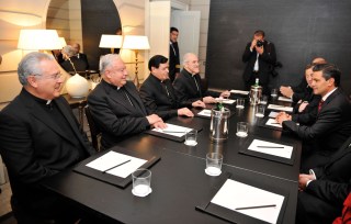 El Presidente de México, Enrique Peña Nieto, sostuvo hoy, a su llegada a Roma, Italia, una reunión con los Cardenales mexicanos José Francisco Robles Ortega, Norberto Rivera Carrera, Juan Sandoval Íñiguez y Javier Lozano Barragán, con quienes intercambió puntos de vista sobre distintos temas, tales como el cónclave para elegir al Papa Francisco, y el interés que el Sumo Pontífice tiene en tópicos globales como la paz, el combate a la pobreza, y la ecología. Los prelados resaltaron al Titular del Ejecutivo mexicano la importancia de fortalecer la educación en México a través de los valores cívicos.