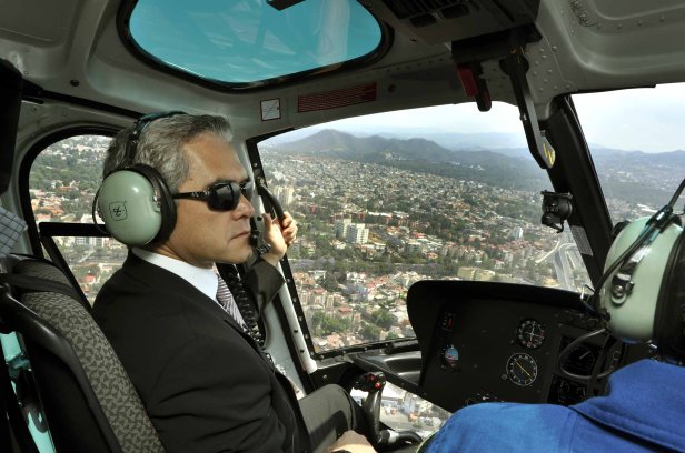El jefe de Gobierno de la Ciudad de México, doctor Miguel Ángel Mancera Espinosa, realizó un sobrevuelo en helicóptero este viernes por la tarde, para supervisar el operativo de vigilancia que se aplica en el Distrito Federal con motivo de las celebraciones de Semana Santa.
