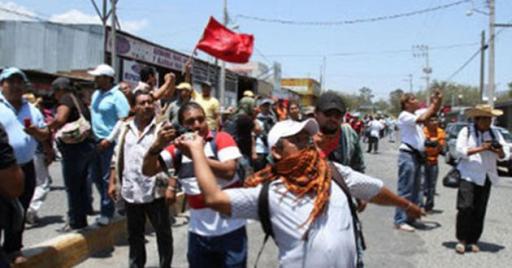 Maestros-lanzan-piedras-SNTE