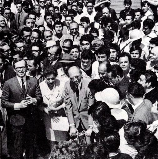 El 19 de junio de 1967 comenzaron las obras de construcción del Sistema de Transporte Colectivo en el cruce de las avenidas Cuauhtémoc, Bucareli, Arcos de Belén y Río de la Loza. En la escena aparece el regente Alfonso Corona del Rosal dando inicio a la era del Metro, mientras Jacobo Zabludovsky reporta el suceso. Hoy en el sitio existe un monumento conmemorativo.