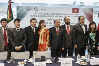 La Comisión de Relaciones Exteriores Asia-Pacífico, presidida por el senador Teófilo Torres Corzo, recibió la visita de una delegación parlamentaria de la República Socialista de Vietnam, encabezada por el Diputado Danh Út.
