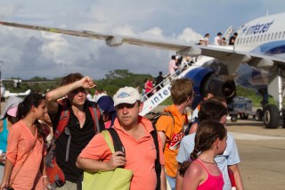TURISTAS SALEN DE ACAPULCO
