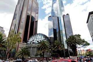 CNTE MARCHAN EN LAS INMEDIACIONES DE LA BOLSA MEXICANA DE VALORE