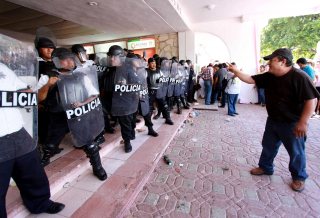 SE ENFRENTAN POLICÍAS Y MAESTRO SEN CANCÚN