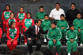 RECIBE PEÑA NIETO A CAMPEONES INFANTILES DE BALONCESTO
