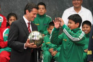 RECIBE PEÑA NIETO A CAMPEONES INFANTILES DE BALONCESTO