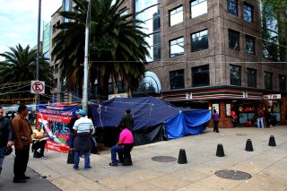 CONTUNÚA PLANTÓN DE MAESTROS