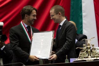 OTORGAN MEDALLA AL MÉRITO CÍVICO A FERNANDO LANDEROS VERDUGO