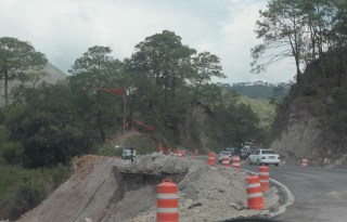 CONTINÚAN CON TRABAJOS EN CARRETERAS DE GUERRERO