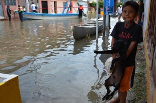 CONTINÚAN VIVIENDAS INUNDADAS