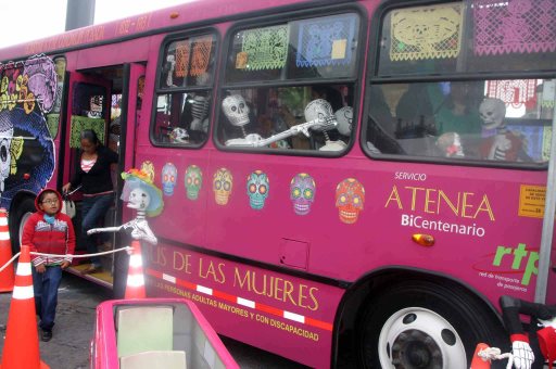 Como parte de la conmemoración, a un costado del asta bandera, los pequeños pueden visitar un MiniTuribus; mientras que el Colectivo Nautilus, en coordinación con la  Secretaría de Turismo y la Funeraria García López, proyectan en tercera dimensión el cortometraje Carta de la Muerte a Frida.