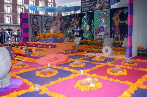 Este sábado 2 de noviembre, la Megaofrenda 2013 en el Zócalo capitalino continúa con la exhibición de 36 altares adornados con colorido papel picado, pan de muerto, mole, elotes, bebidas típicas y copal que invitan a disfrutar de una de las tradiciones más emblemáticas de México.