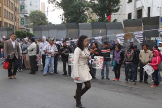 CAOS VIAL Y PEATONAL POR EL BLOQUEO DE LA CNTE