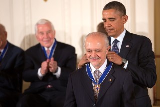 RECIBE MARIO MOLINA MEDALLA DE LA LIBERTAD