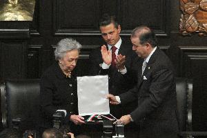 El presidente Enrique Peña Nieto asistió como testigo de honor, a la sesión solemne del Senado de la República en la que se entregó la medalla Belisario Domínguez en grado post mórtem, al fundador del Partido Acción Nacional, Manuel Gómez Morín, su hija Margarita Gómez Morín recibió el reconocimiento de manos del senador Raúl Cervantes. NOTIMEX/FOTO/CARLOS PEREDA/