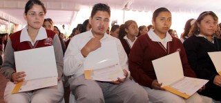 ENTREGAN BECAS A ESTUDIANTES DE EDUCACION MEDIA SUPERIOR