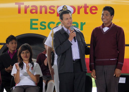 PEÑA NIETO ENTREGA UNIDADES DE TRANSPORTE ESCOLAR