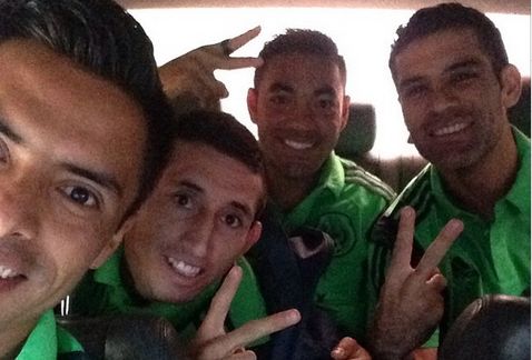 Alfredo Talavera, Héctor Hérrera, Marco Fabián y Rafael Márquez se fueron en taxi al entrenamiento de la selección mexicana en Brasil (Tomada de Twitter)