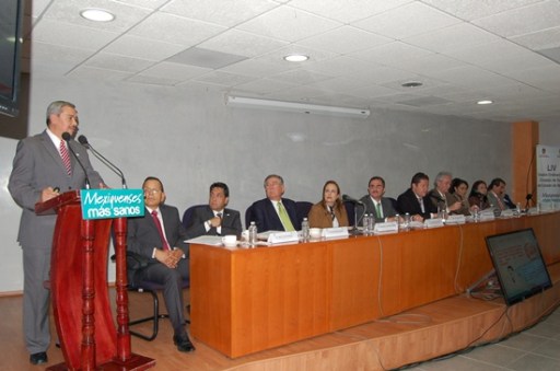 El Dr. Enrique Ruíz Ramírez, subdelegado Médico del ISSSTE, durante la ponencia Bullying e Intento de Suicidio.