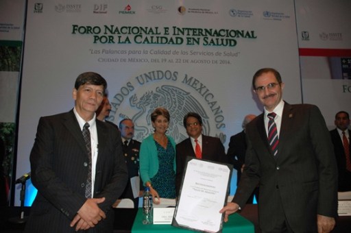 El Dr. Javier Ledesma acompaña al doctor José Edgar Naime, Delegado Estatal del ISSSTE