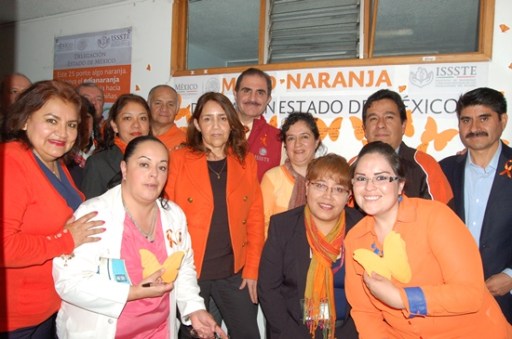 El Dr. José Edgar Naime (al centro) encabezó la conmemoración del Día Naranja en la sede del ISSSTE-Estado de México.