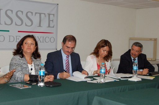 El Dr. José Edgar Naime Libién, delegado del ISSSTE firmó el convenio de colaboración con la FES Iztacala.