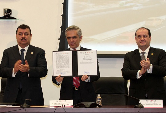 MANCERA ESPINOSA FIRMA ACUERDO PARA COMBATIR EL ROBO DE VEHÍCUL