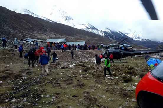 AFECTADOS DEL TERREMOTO EN NEPAL RECIBEN AYUDA