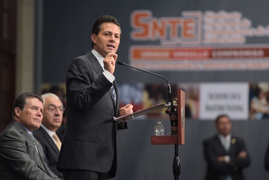 ENRIQUE PEÑA RECIBE EN LOS PINOS A LÍDERES DEL SNTE