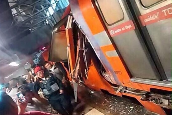 CHOCAN TRENES EN LA ESTACIÓN OCEANÍA