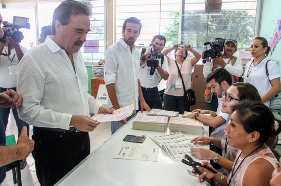 EMILIO GAMBOA PATRÓN EMITIÓ SU VOTO