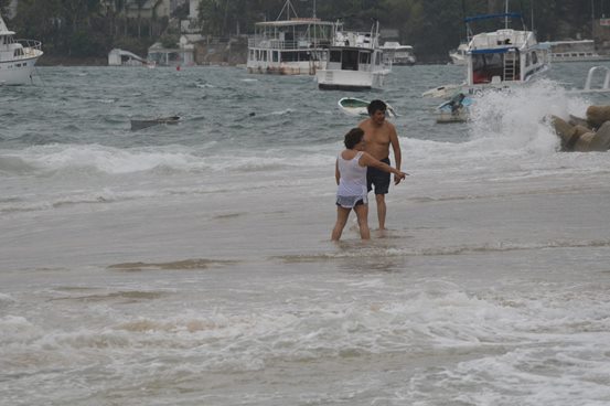 FUERTES VIENTOS Y OLEAJE ELEVADO EN ACAPULCO