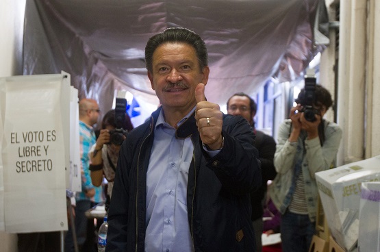 CARLOS NAVARRETE RUIZ, ACUDIÓ A EMITIR SU VOTO