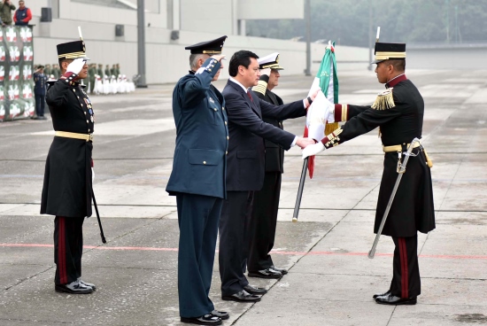 OSORIO CHONG ABANDERA DELEGACIÓN QUE PARTICIPARÁ EN EL DESFILE