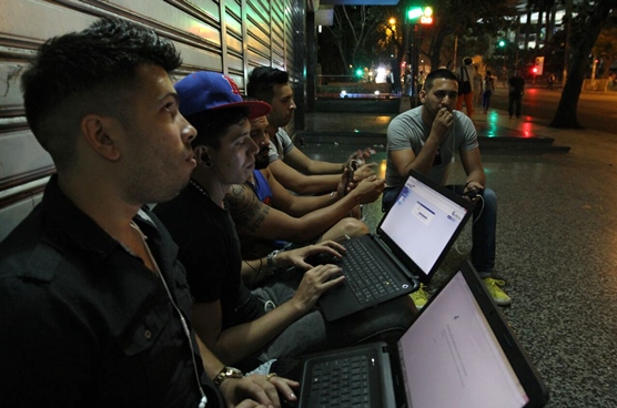EUFORIA EN LA HABANA POR LA ERA DEL INTERNET Y EL WI-FI