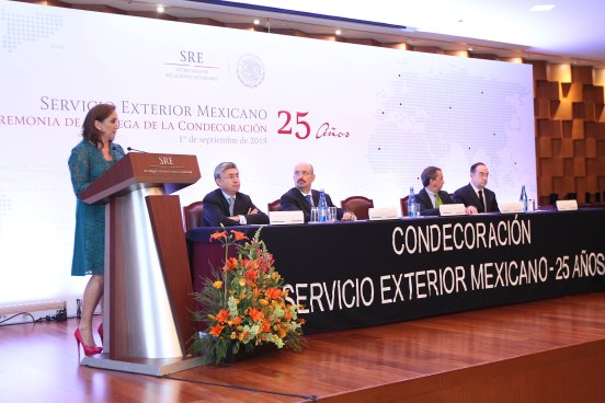 CONDECORAN A PROFESIONALES DEL SERVICIO EXTERIOR MEXICANO