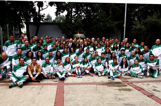 ABANDERAN DELEGACIÓN MEXICANA