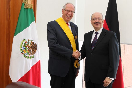 IMPONEN ÁGUILA AZTECA