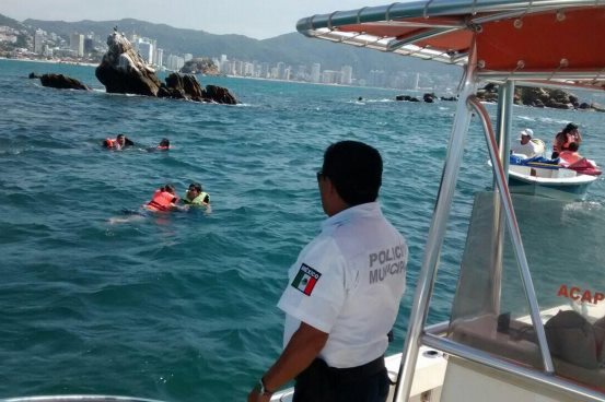 ATIENDEN A PASEANTES QUE CAYERON AL MAR EN ACAPULCO