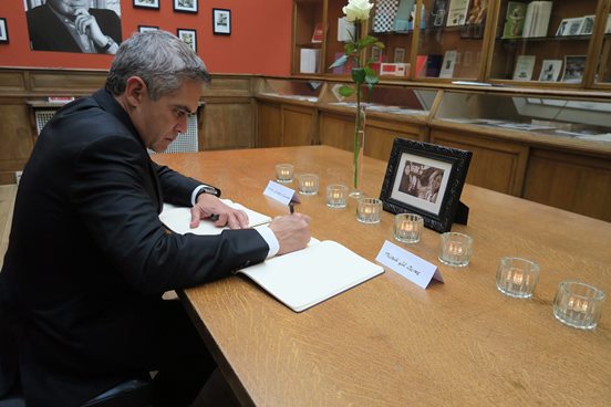FIRMA LIBRO DE CONDOLENCIAS
