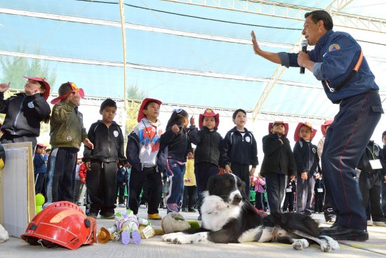 PERRO QUE ENSEÑA A NIÑOS DE ECATEPEC A PREVENIR ACCIDENTES