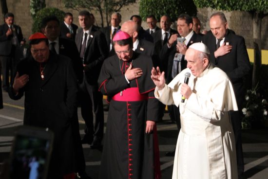 PAPA FRANCISCO SALE A SALUDAR A FIELES