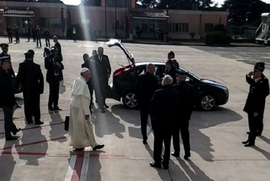 papa llega italia.jpg