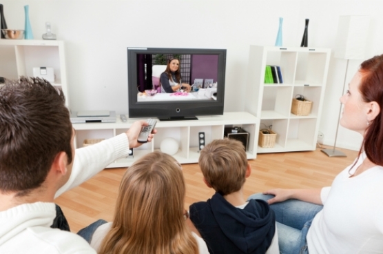 familia-viendo-television
