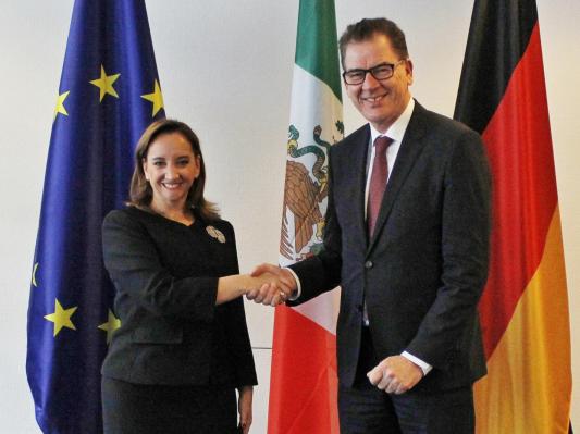 FOTO 2 Canciller Claudia Ruiz Massieu con el Ministro Federal de Cooperación Económica y Desarrollo, Gerd Müller